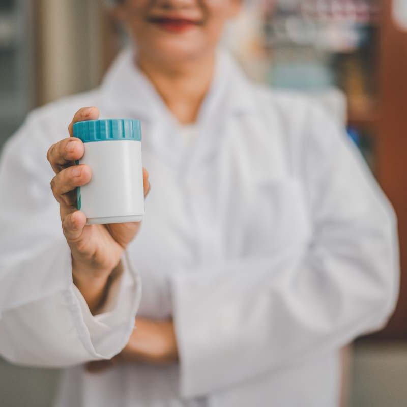 Farmaceutica Sujetando Medicamento de Calidad en la Mano - Bioticsmed