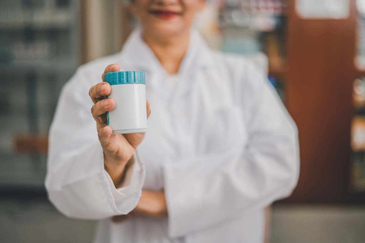 Farmaceutica Sujetando Medicamento de Calidad en la Mano - Bioticsmed