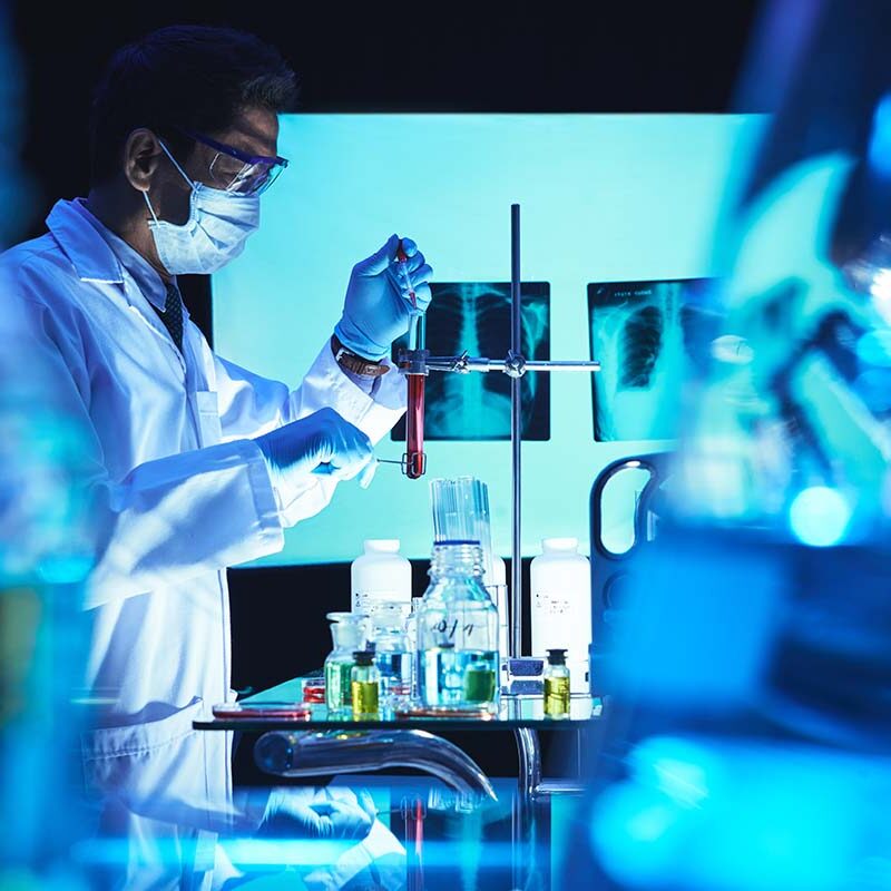 Farmaceutico Investigando Medicamentos en Lavoratorio Farmaceutico - Bioticsmed