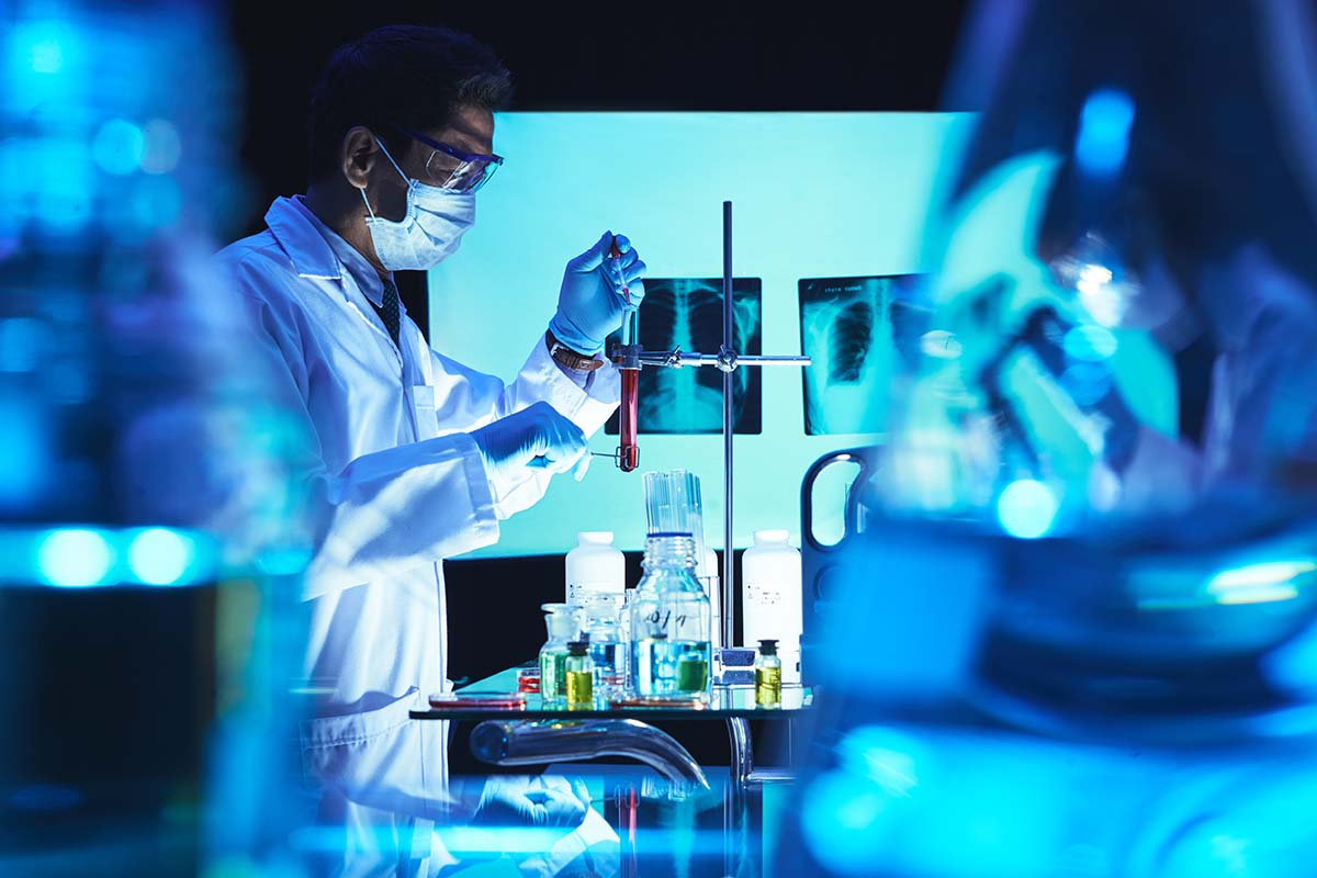 Farmaceutico Investigando Medicamentos en Lavoratorio Farmaceutico - Bioticsmed